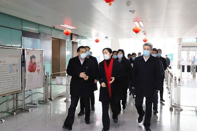 市領(lǐng)導(dǎo)至車站走訪慰問和疫情防控、保供應(yīng)保安全保暢通工作督查