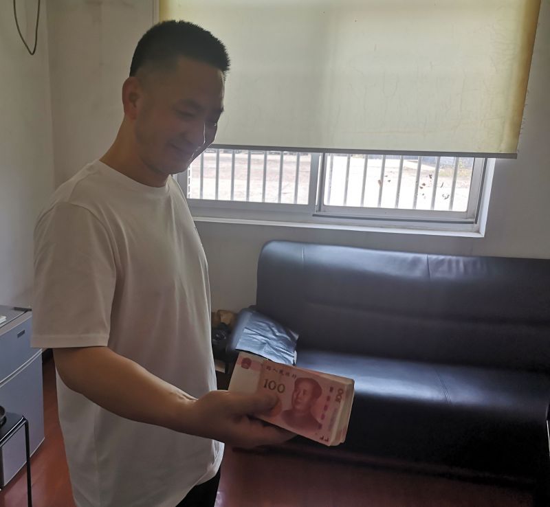 點(diǎn)贊！拾金不昧好的哥 萬元現(xiàn)金物歸原主